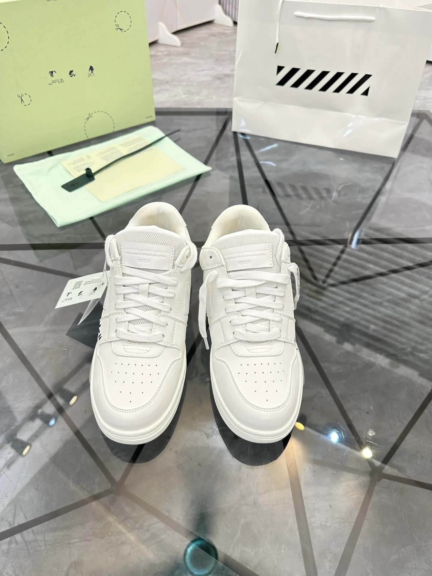 Selling men's shoes 💰: 💰P600¥ High-end top quality (leather buckle plus 10) Product trademark: OFF WHITE * "OFF WHITE*" low-top casual shoes Regular size: 35-45 (can be customized to 46) Couple style Product material: imported first-layer cowhide leather upper, breathable lining, original outsole. No.: H203